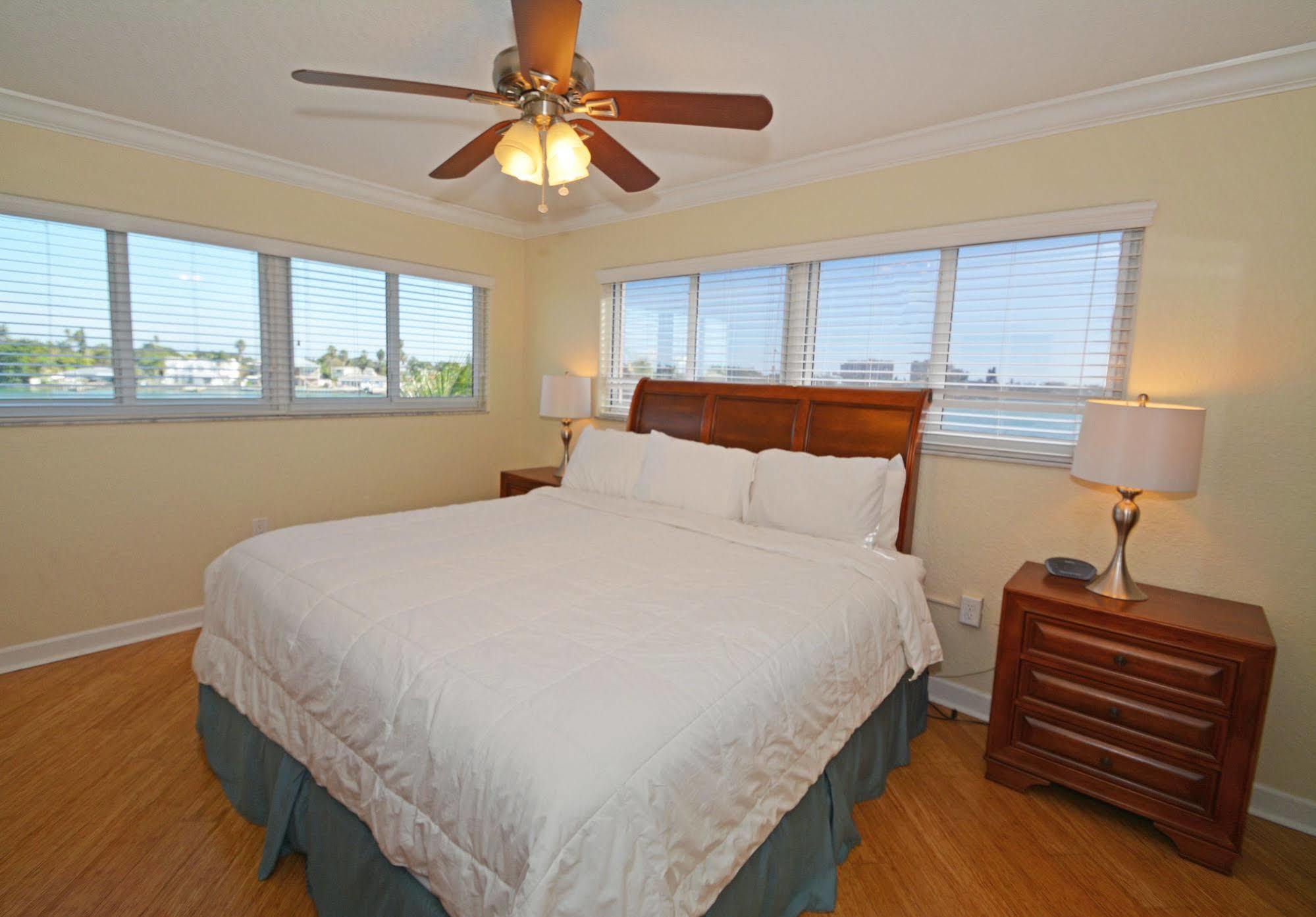 Westwinds Waterfront Resort St. Pete Beach Extérieur photo